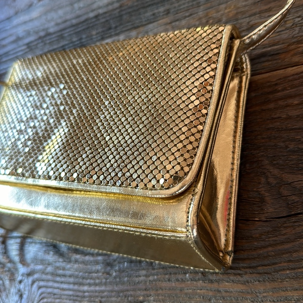 Vintage (80’s) Whitings & Davis liquid gold, leather metallic Crossbody. GVC‎ - Picture 5 of 12
